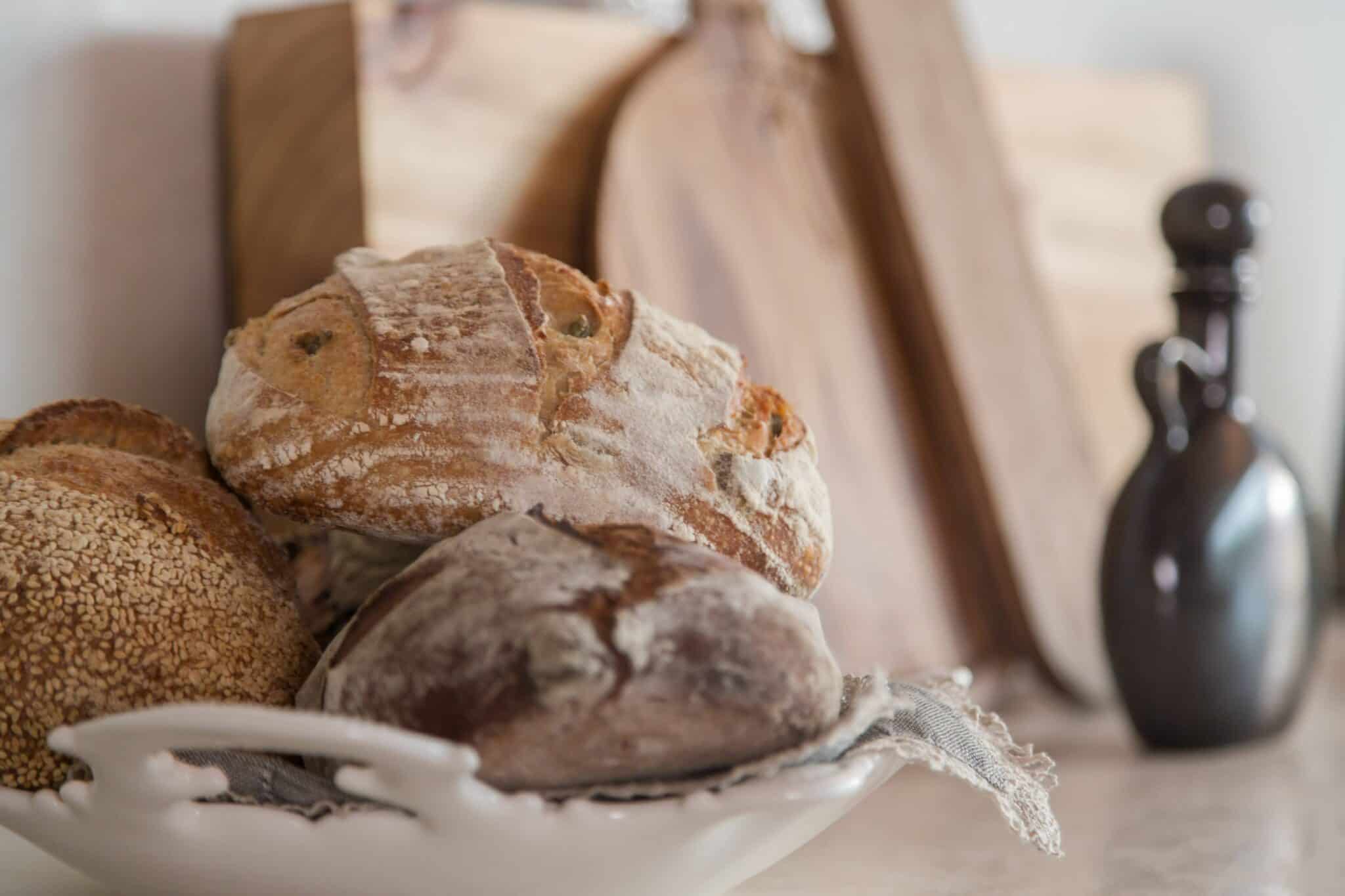 Булка 90х песчаная детская столовая. Schar безглютеновые продукты. Пета хлеб. Жаркое в хлебе фото. Хлеб 3 штуки.